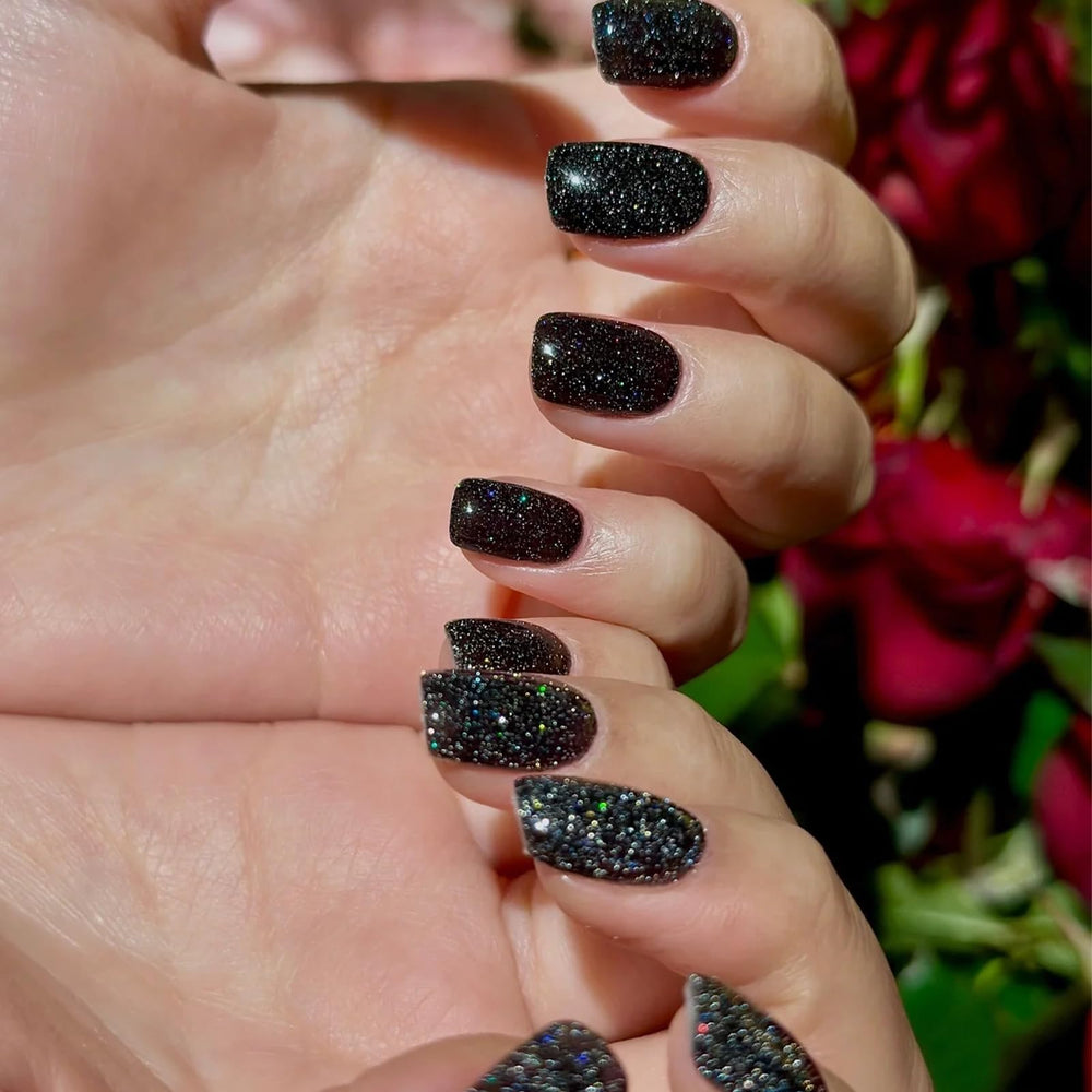 Idée cadeau – vernis COSMOO noir glitter végan pour les passionnées du nail art.