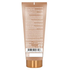 CosmoSun par Cosmopolitan - texture crème dorée pour un éclat uniforme sur la peau.