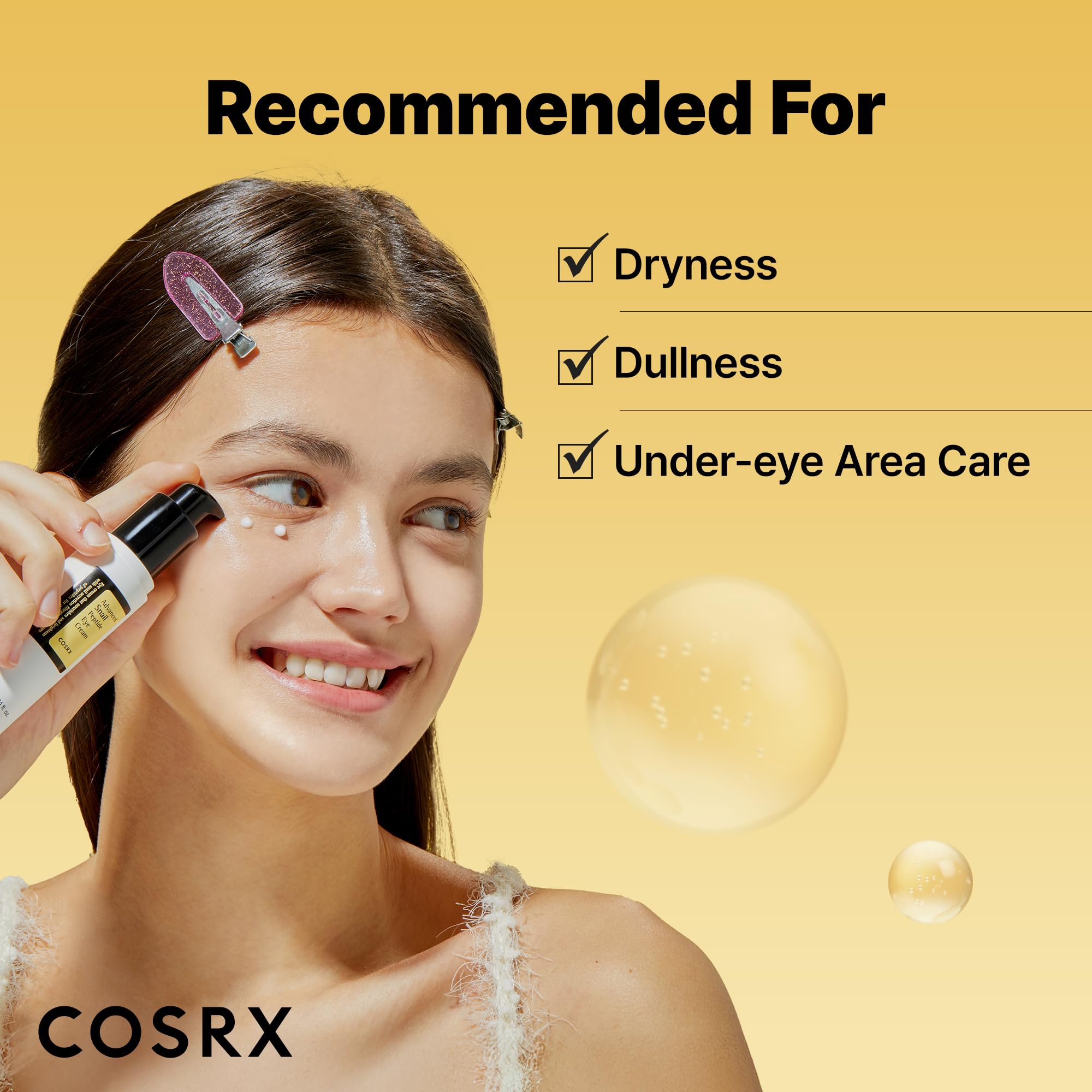 COSRX application autour des yeux après le soin quotidien.