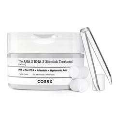 COSRX sérum traitement imperfections sur boule de coton pour application ciblée.