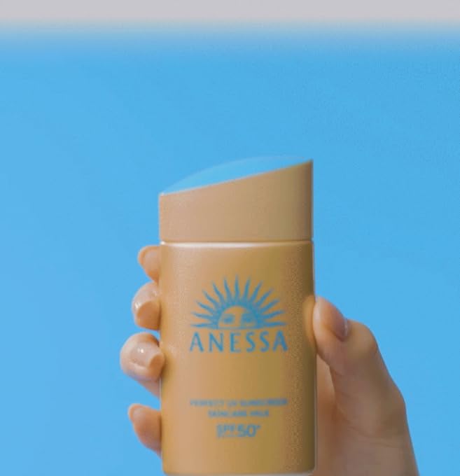 Hydratation durable de la peau avec le lait solaire Anessa.