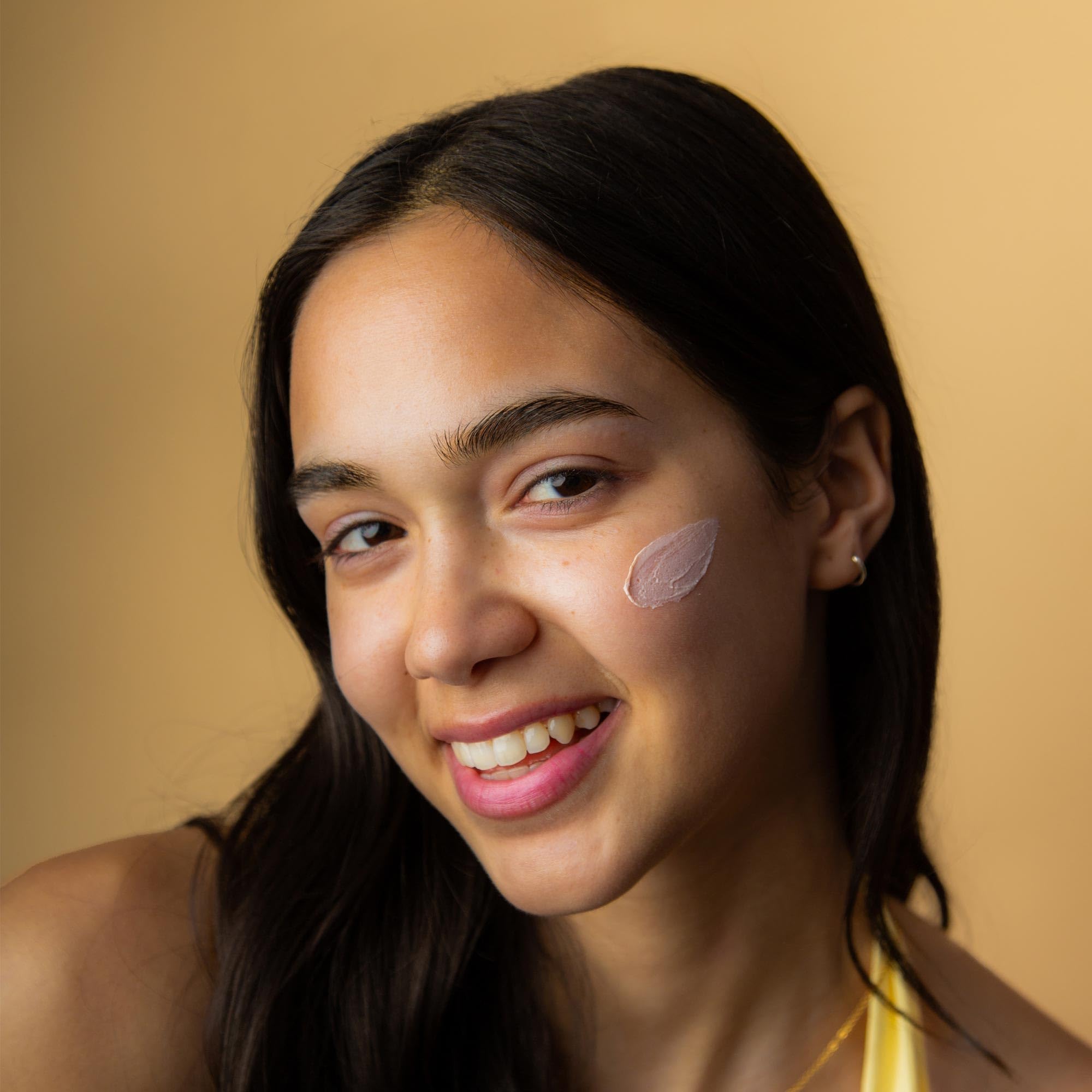 CoTZ application quotidienne pour un teint uniforme sur le visage.