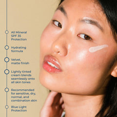 CoTZ fini mat naturel et léger texture agréable sur le visage.