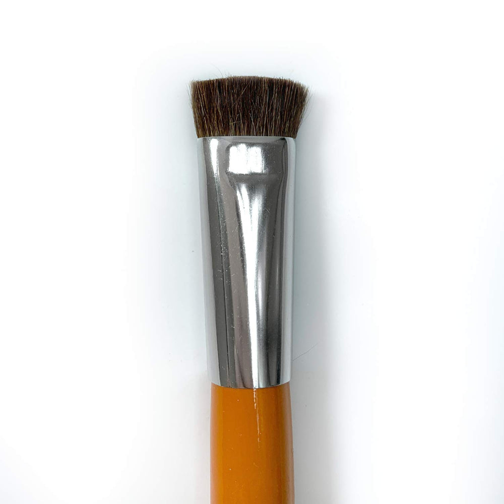 Cible les zones clairsemées pour une retouche naturelle.