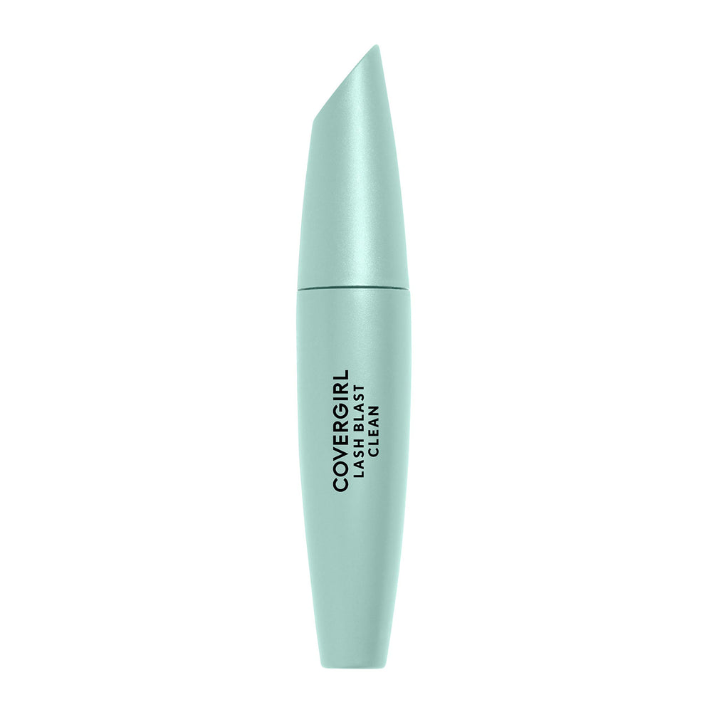 Cils volumisés et définis grâce à CoverGirl Lash Blast Clean Volume.