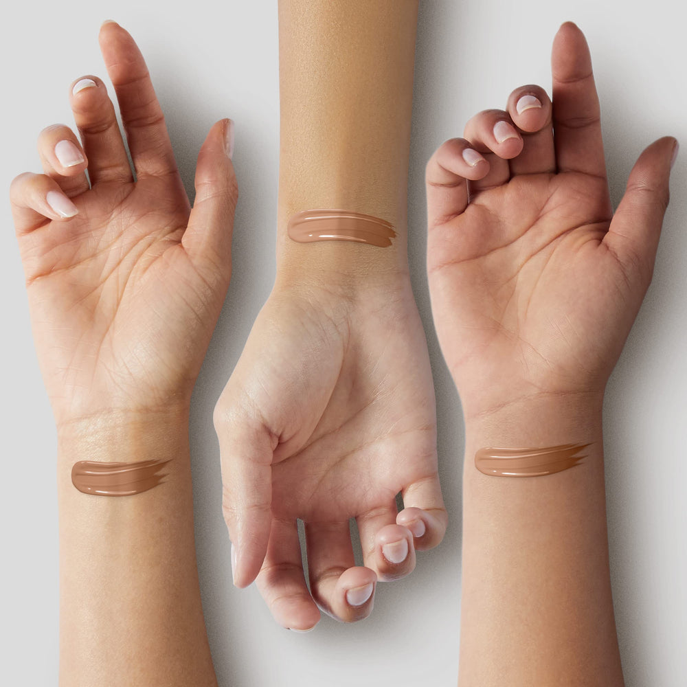 Application rapide grâce à la pompe pratique de CoverGirl & Olay Simply Ageless.