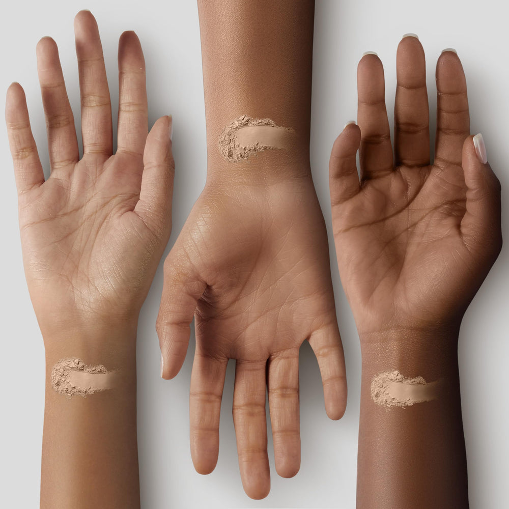 Finition légère COVERGIRL Poudre libre sur le visage, brillance maîtrisée