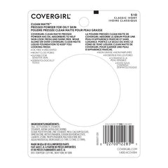 Application douce de CoverGirl Poudre Matte Pressée sur le visage.