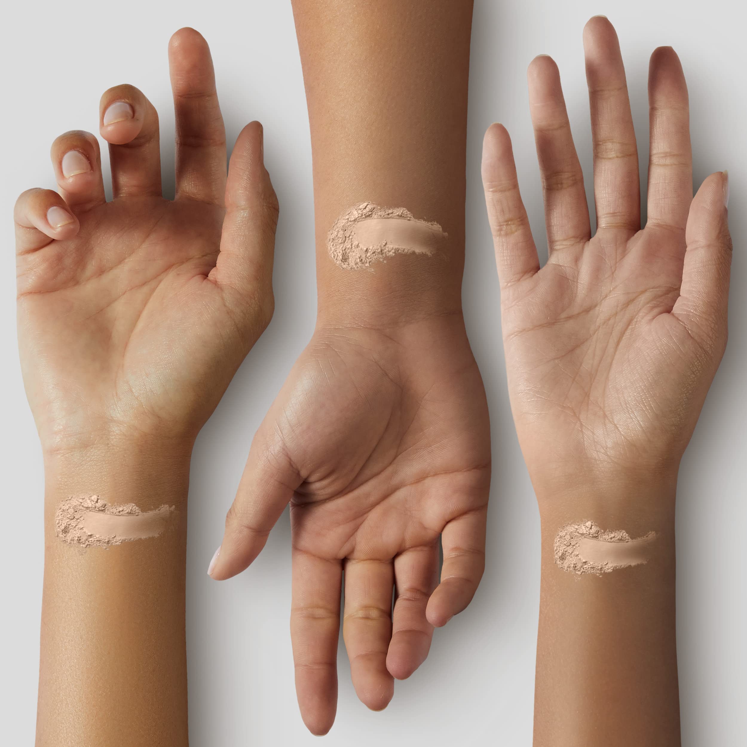 Fini naturel de CoverGirl Poudre Matte Pressée reste discret sur peau mixte.
