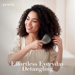 Crave Naturals brosse démêlante grande noire massant le cuir chevelu avec douceur.