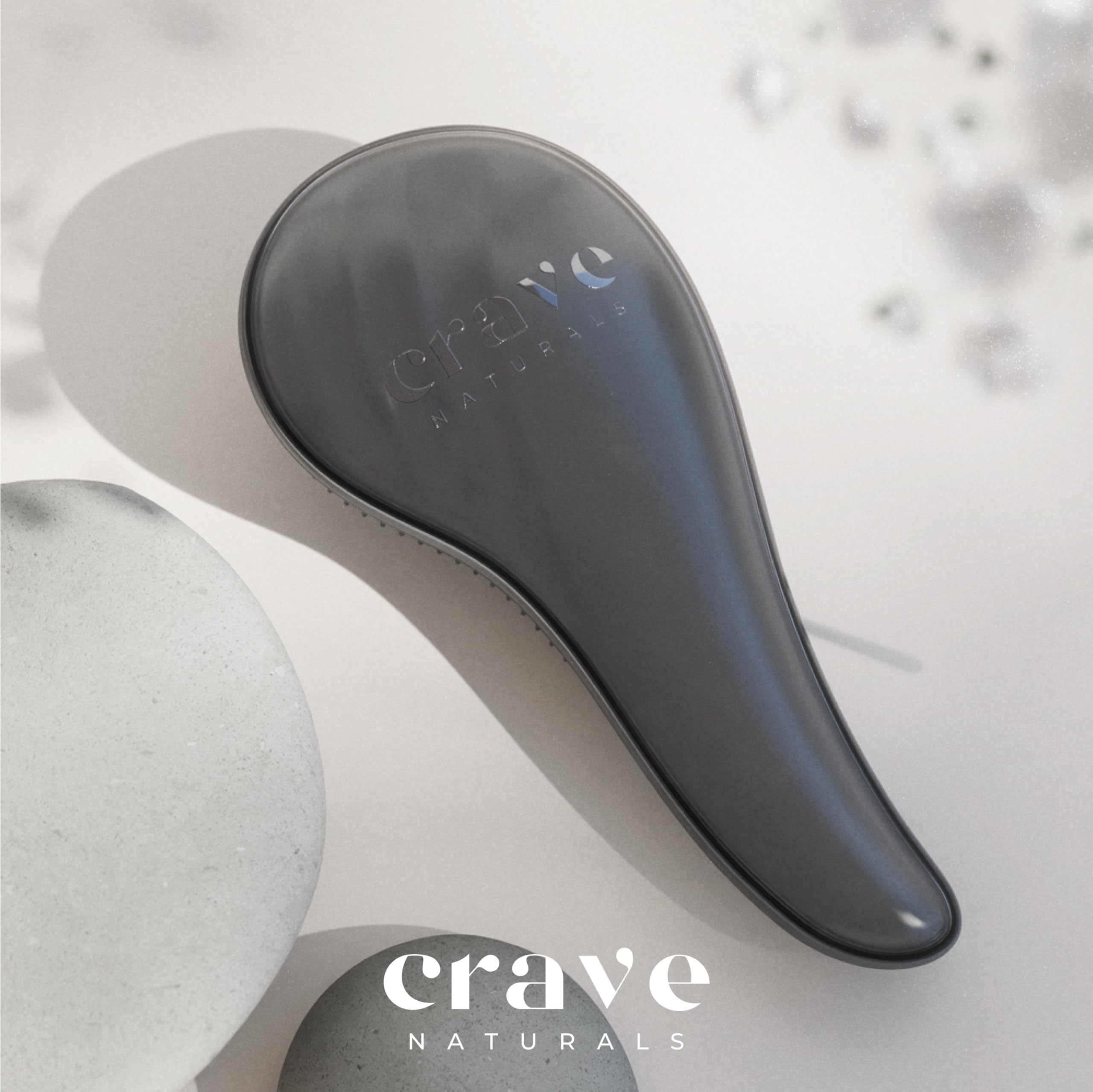 Crave Naturals brosse démêlante grande noire utilisée sur cheveux mouillés pour glissement fluide.