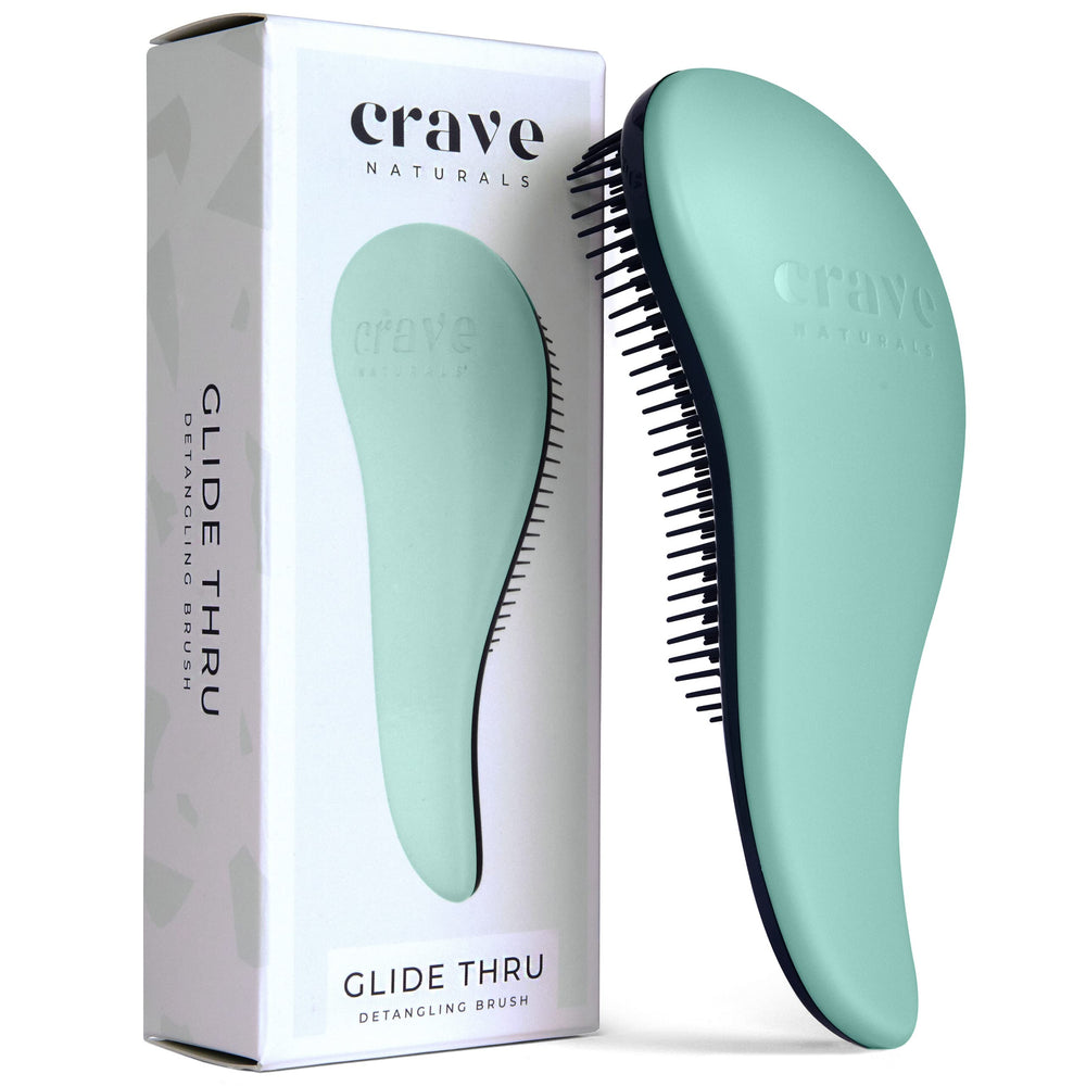 Crave Naturals brosse démêlante turquoise en main, démêlage en douceur.