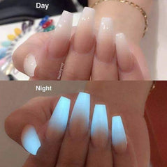Application sur les ongles avec Cre8tion Glow pour un effet saisissant