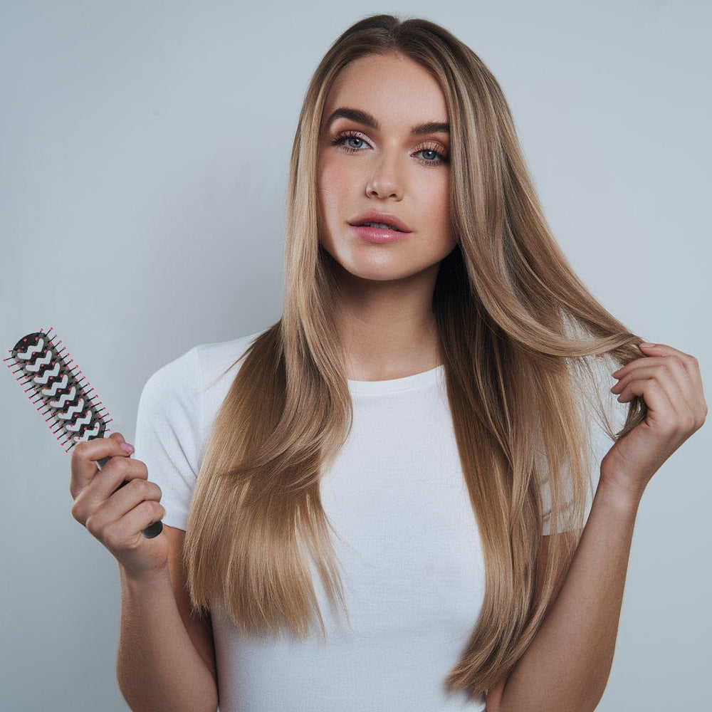Démêlage en douceur avec Cricket sur cheveux mouillés ou secs.