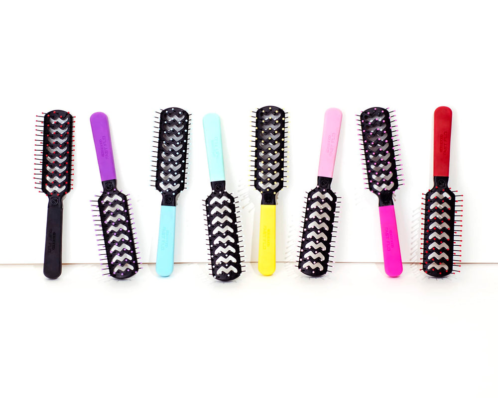 Coiffage professionnel à domicile avec la brosse Cricket.