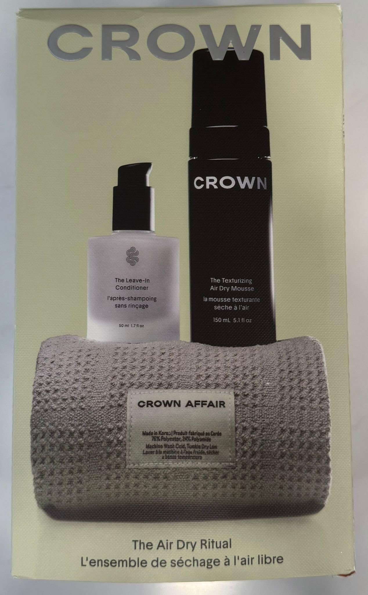 Mousse texturisante Crown Affair pour un volume léger et texture naturelle.