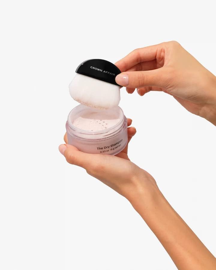 CROWN AFFAIR Shampooing Sec Brosse: application ciblée sur les racines.