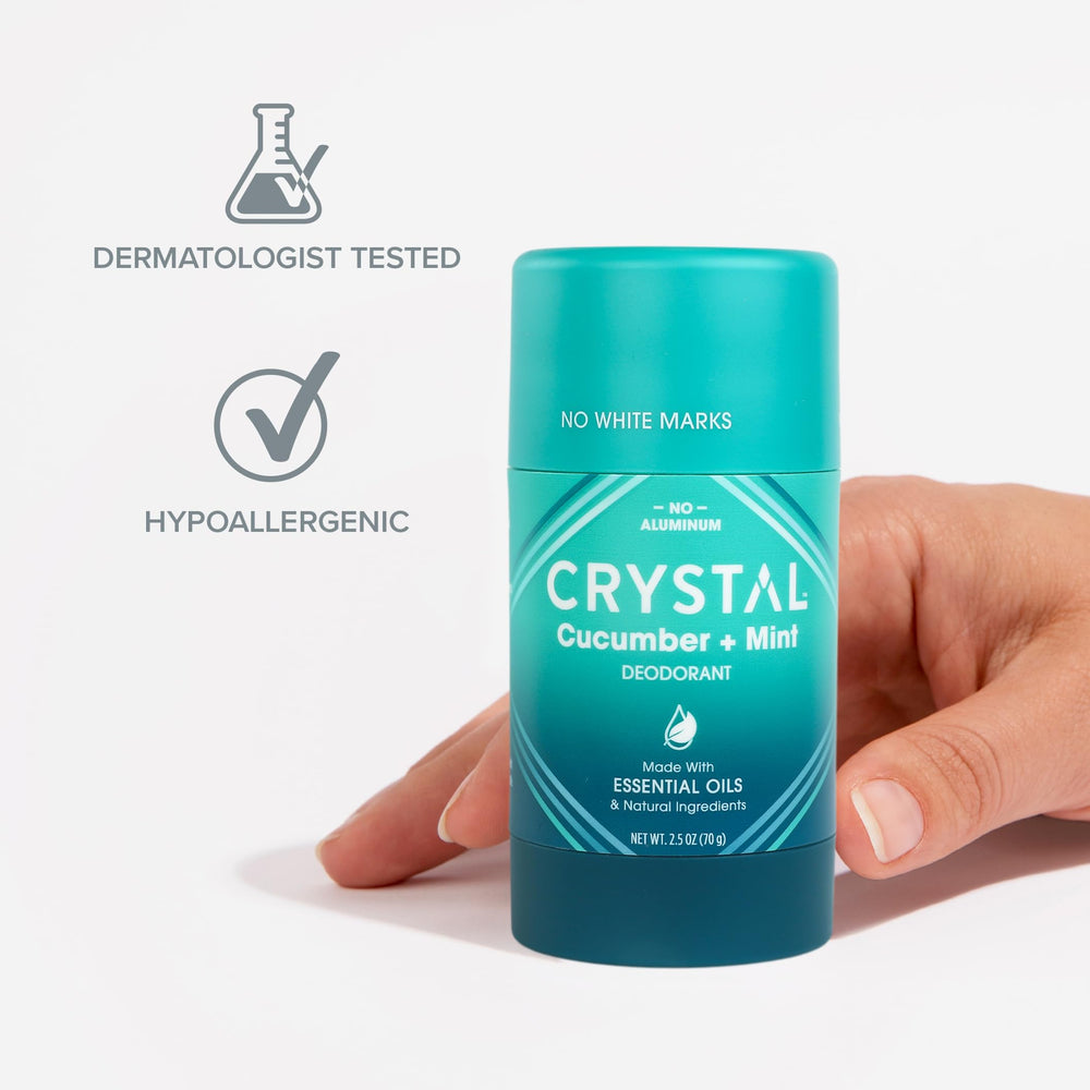 Crystal Essence déodorant charbon-arbre-a-the, parfum boisé et frais, sans aluminium.