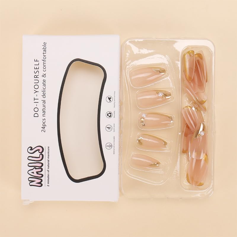 CTTHNBD design ligne dorée francais sur ongles amande chic