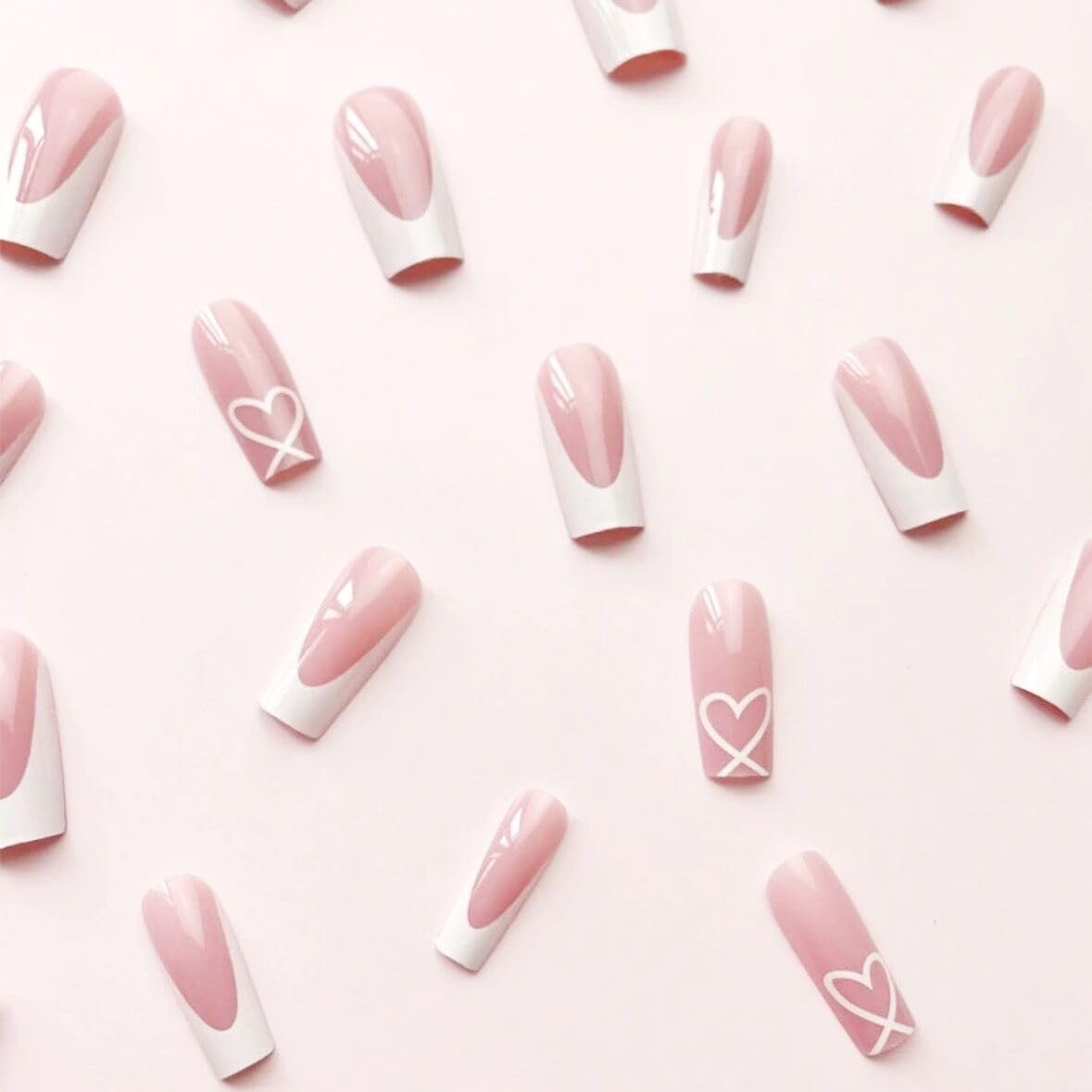 Détail cœur sur ongles CTTHNBD pour un look romantique et chic