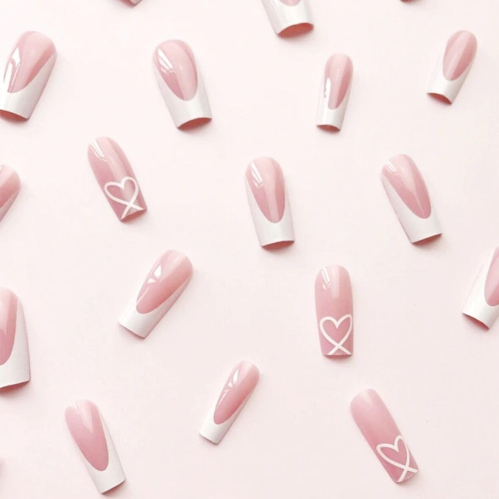 Détail cœur sur ongles CTTHNBD pour un look romantique et chic