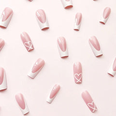 Détail cœur sur ongles CTTHNBD pour un look romantique et chic