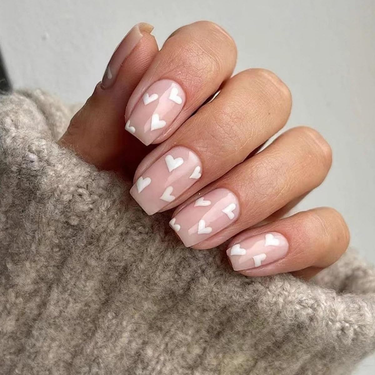 CTTHNBD ongles rouges avec cœur, idéal pour les occasions spéciales.