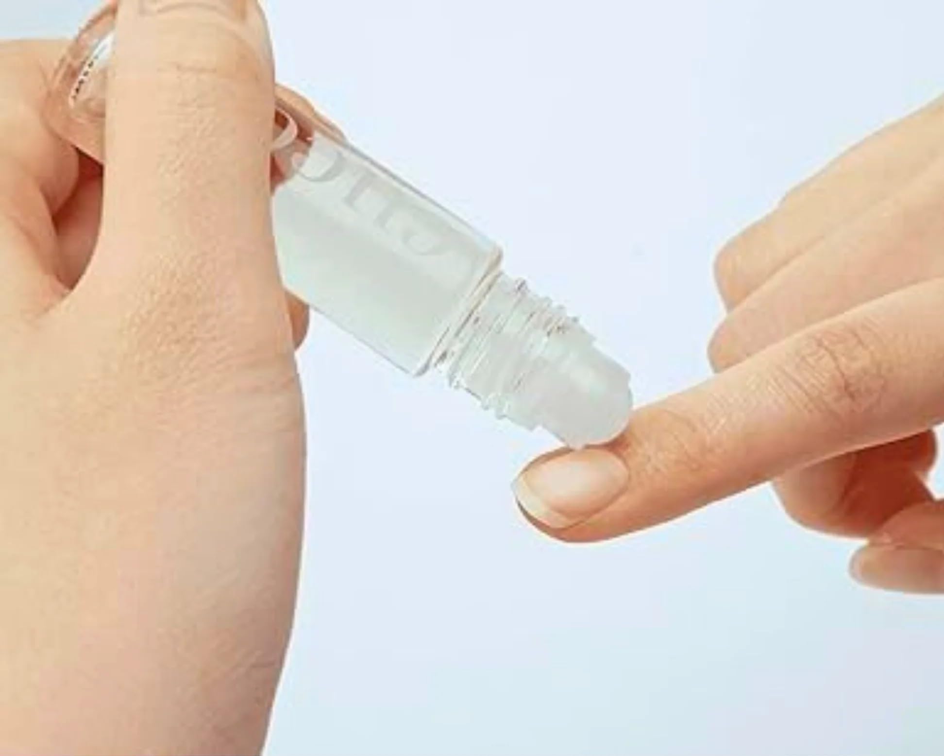 Cuccio Naturale appli-roll-on-cuticule, application pratique et portable pour soins rapides.