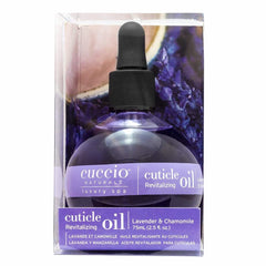 Application sur cuticules avec huile Cuccio Naturale pour nourrir et renforcer les ongles.