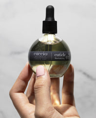 Cuccio Naturale Huile Cuticule, goutte en action, hydratation rapide sans résidu.