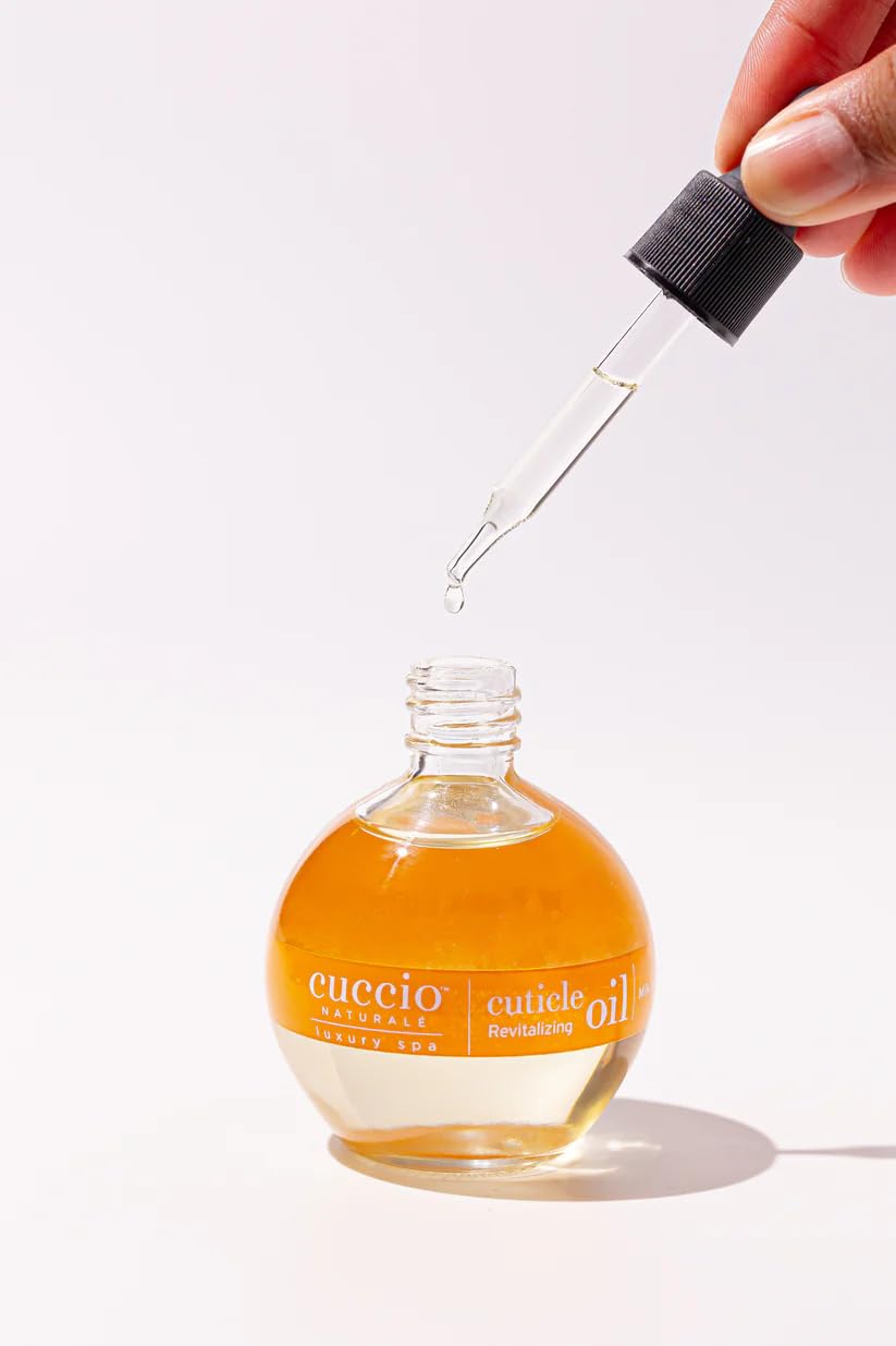 Cuccio Naturale Huile Cuticules – conception élégante prête pour votre routine spa à domicile.