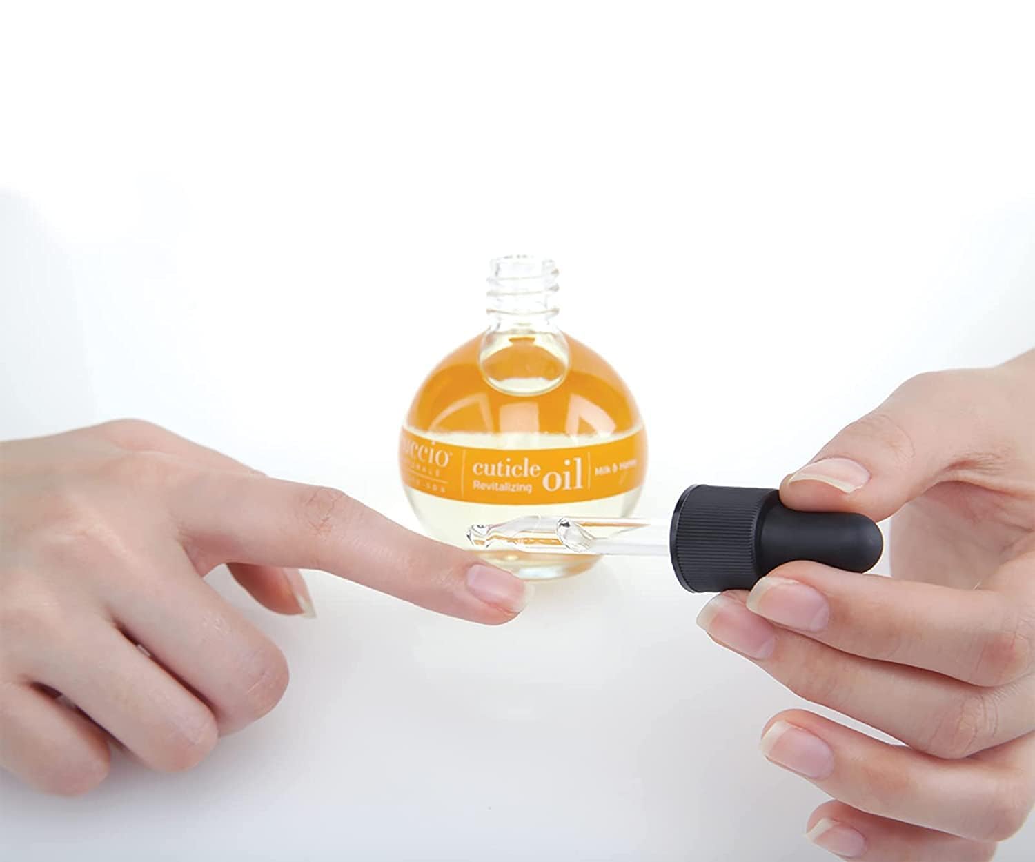 Cuccio Naturale Huile Cuticules – hydratation longue durée pour mains sèches.