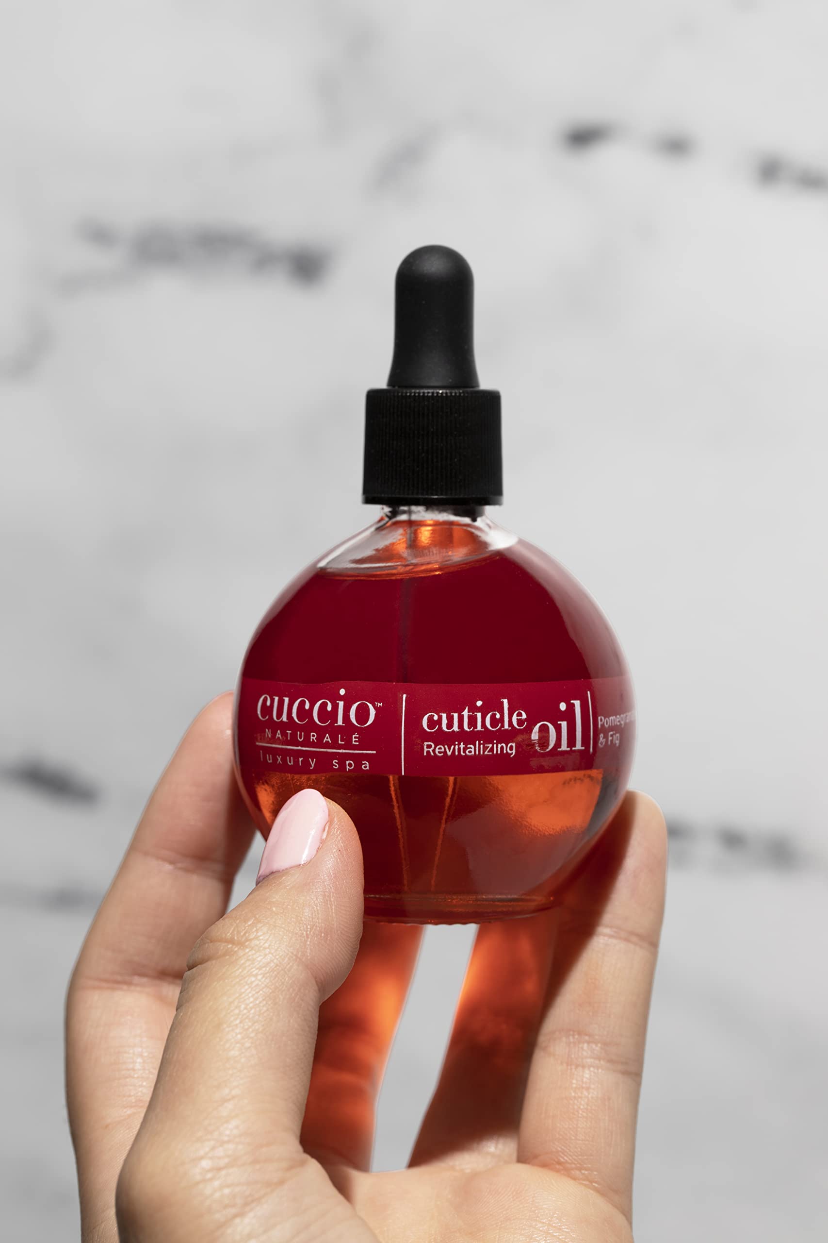 Huile cuticules Cuccio Naturale agit pendant la nuit pour renforcer les ongles