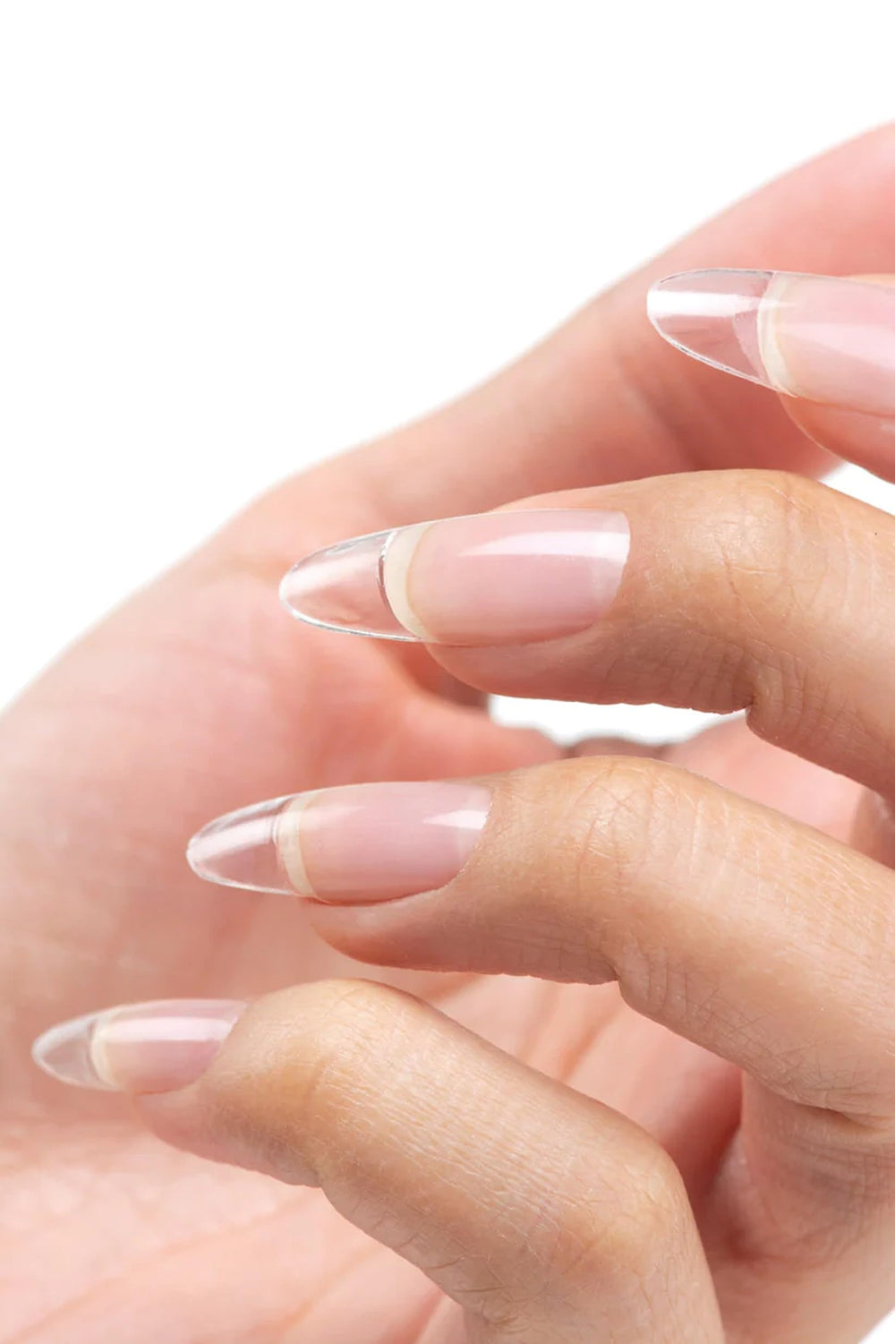 Cuccio Pro Gel Builder LED-UV – application au pinceau facile, modelage net des ongles.