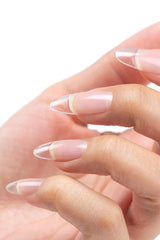 Cuccio Pro Gel Builder LED-UV – application au pinceau facile, modelage net des ongles.