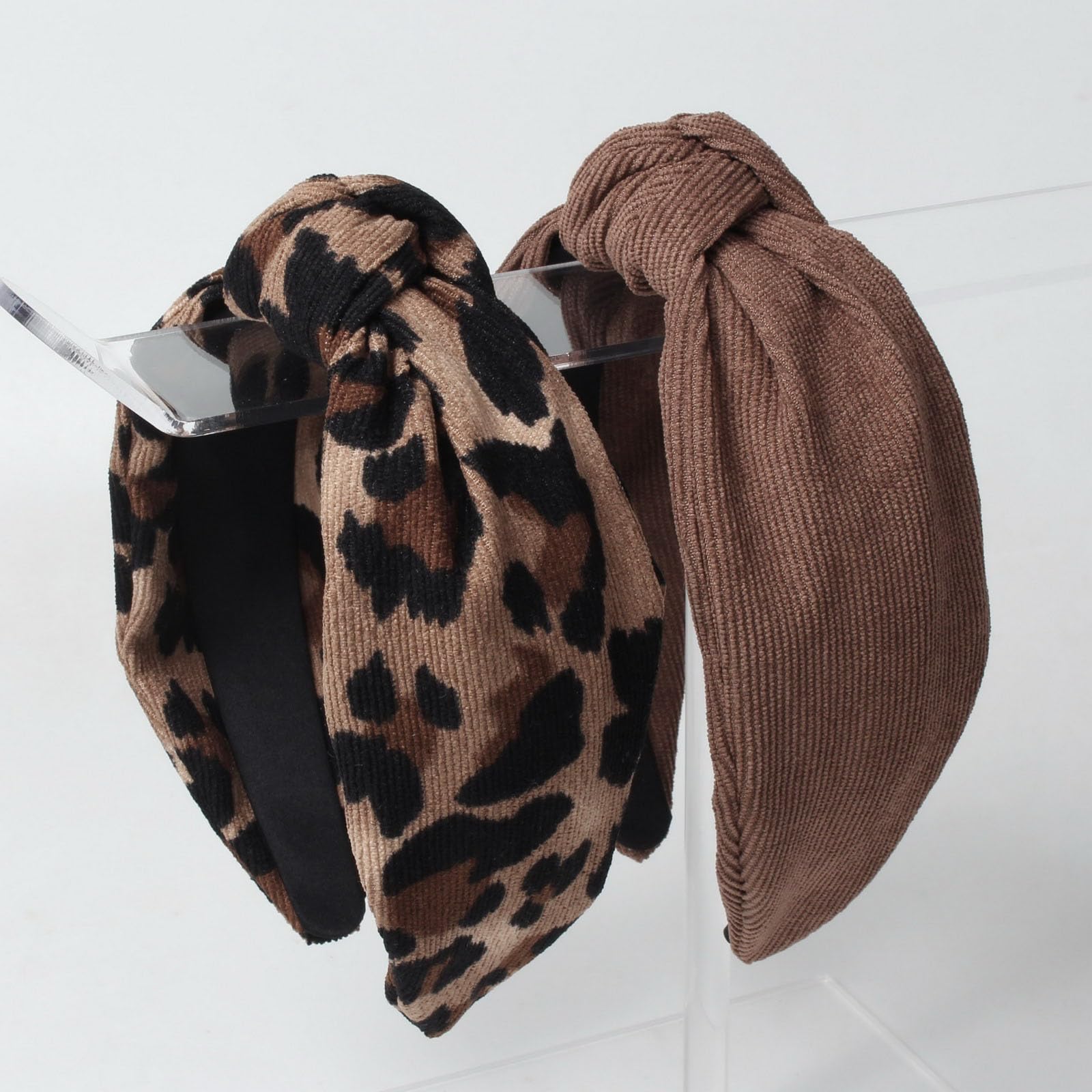 Cuizhiyu bandeau noeud imprimé leopard corduroy offre un look audacieux et pratique.