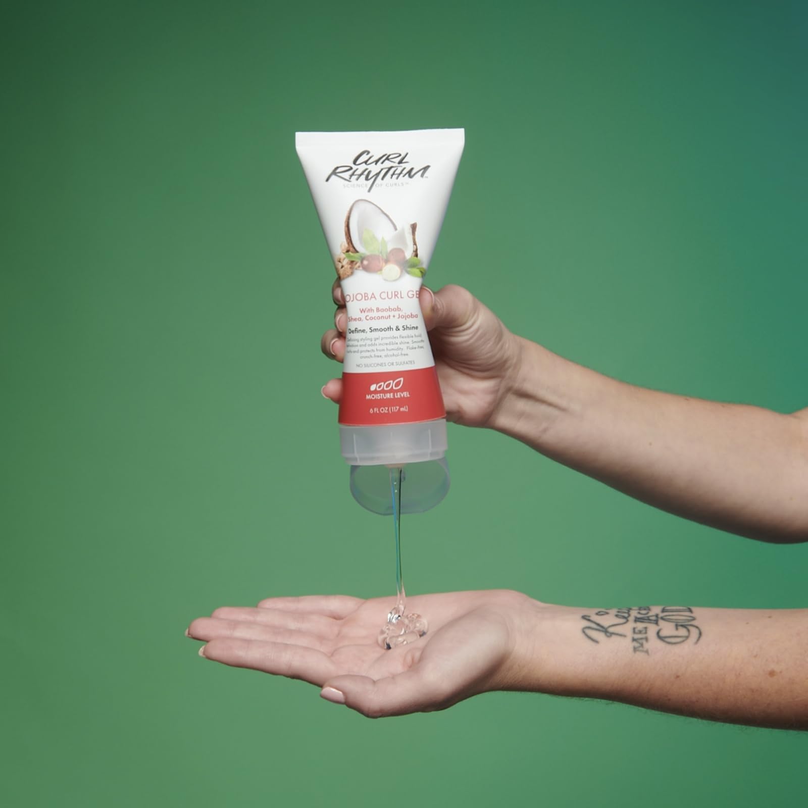 Curl Rhythm Gel Jojoba: texture douce qui laisse les boucles souples et faciles à coiffer.