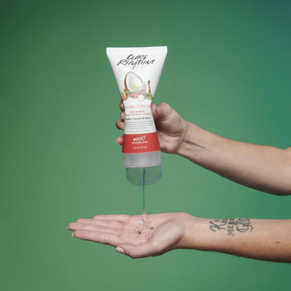 Curl Rhythm Gel Jojoba: texture douce qui laisse les boucles souples et faciles à coiffer.