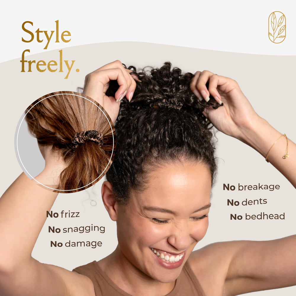 Maintien doux et ferme des scrunchies Curlfriend Collective