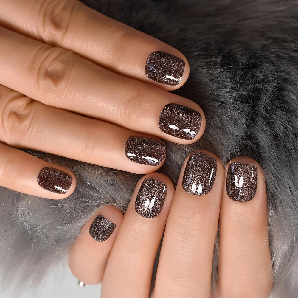 Ongles CurLife à pointe française gris, effet naturel et confortable.