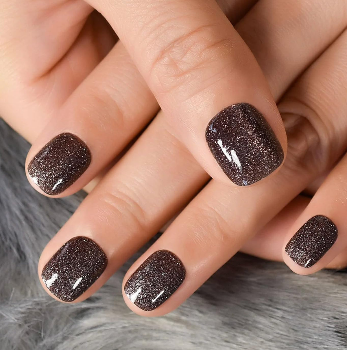 Ongles CurLife à poser design gris étoilé, fini élégant et rapide.