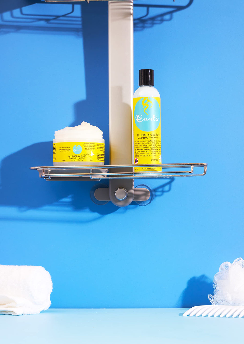 Application après shampoing: cheveux nourris et démêlés avec le Masque Blueberry Bliss.
