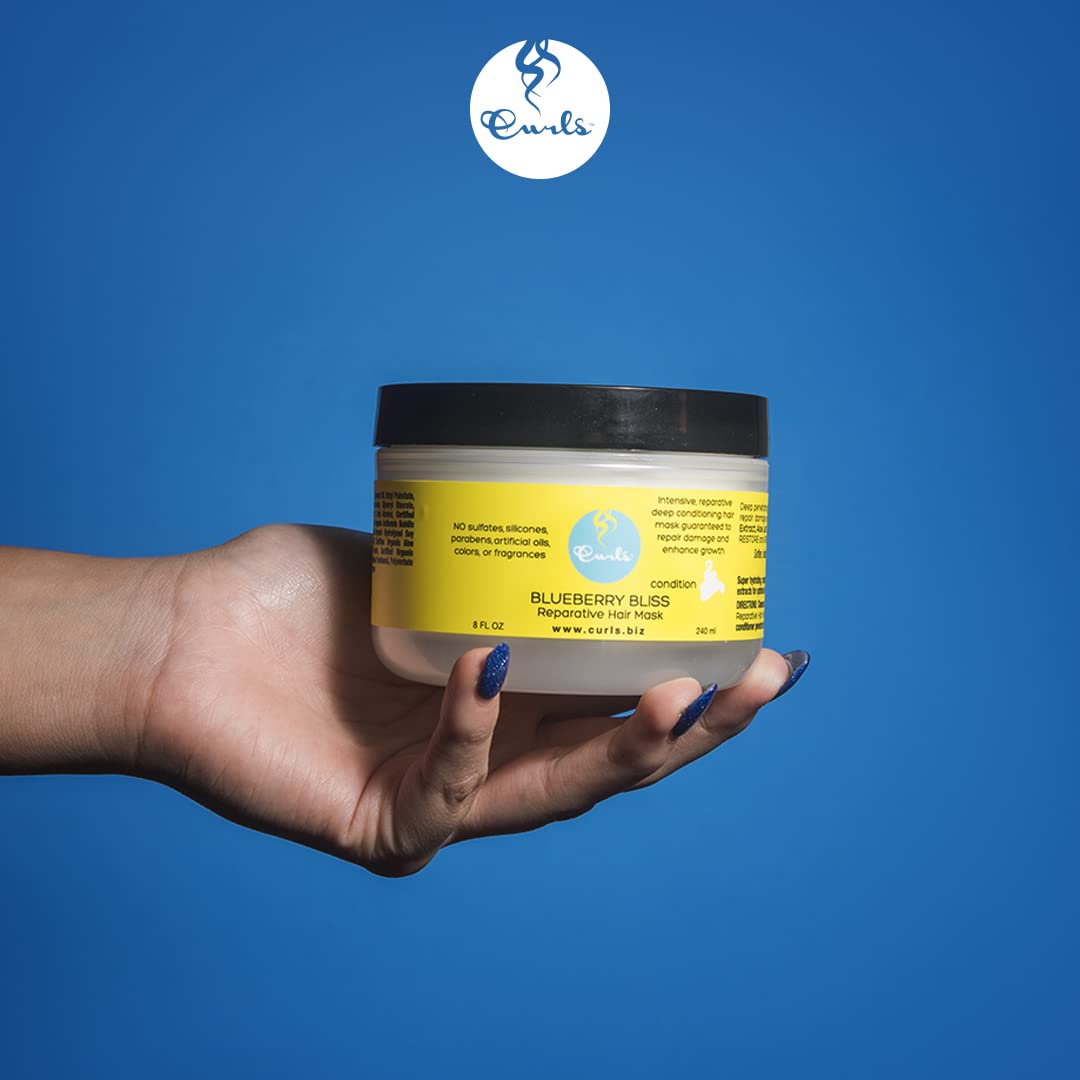 Avant-après potentiel après l'application du Masque Blueberry Bliss sur les boucles.