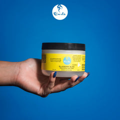 Avant-après potentiel après l'application du Masque Blueberry Bliss sur les boucles.