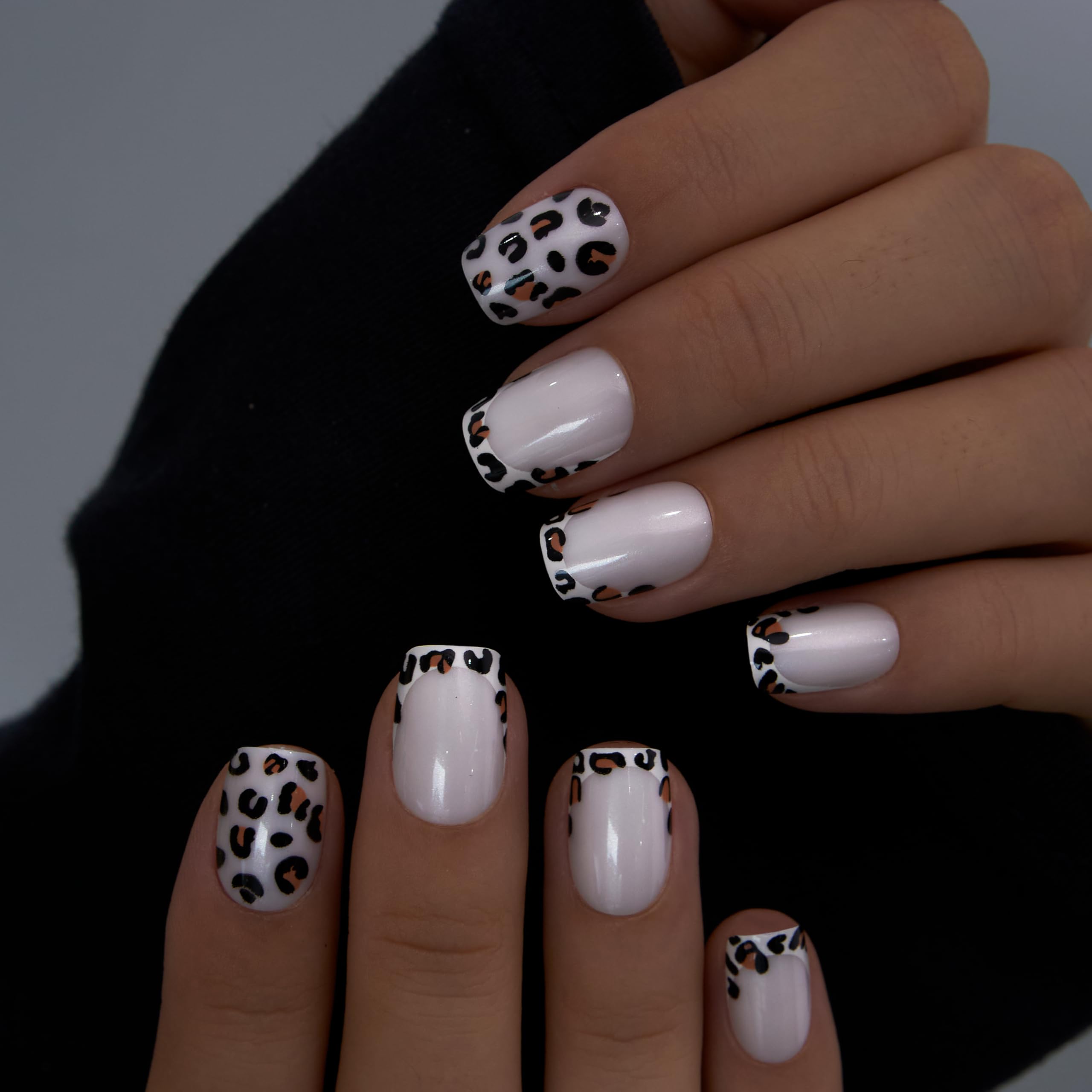 Ongles Curvlife à finition gel brillant, look léopard apricot.