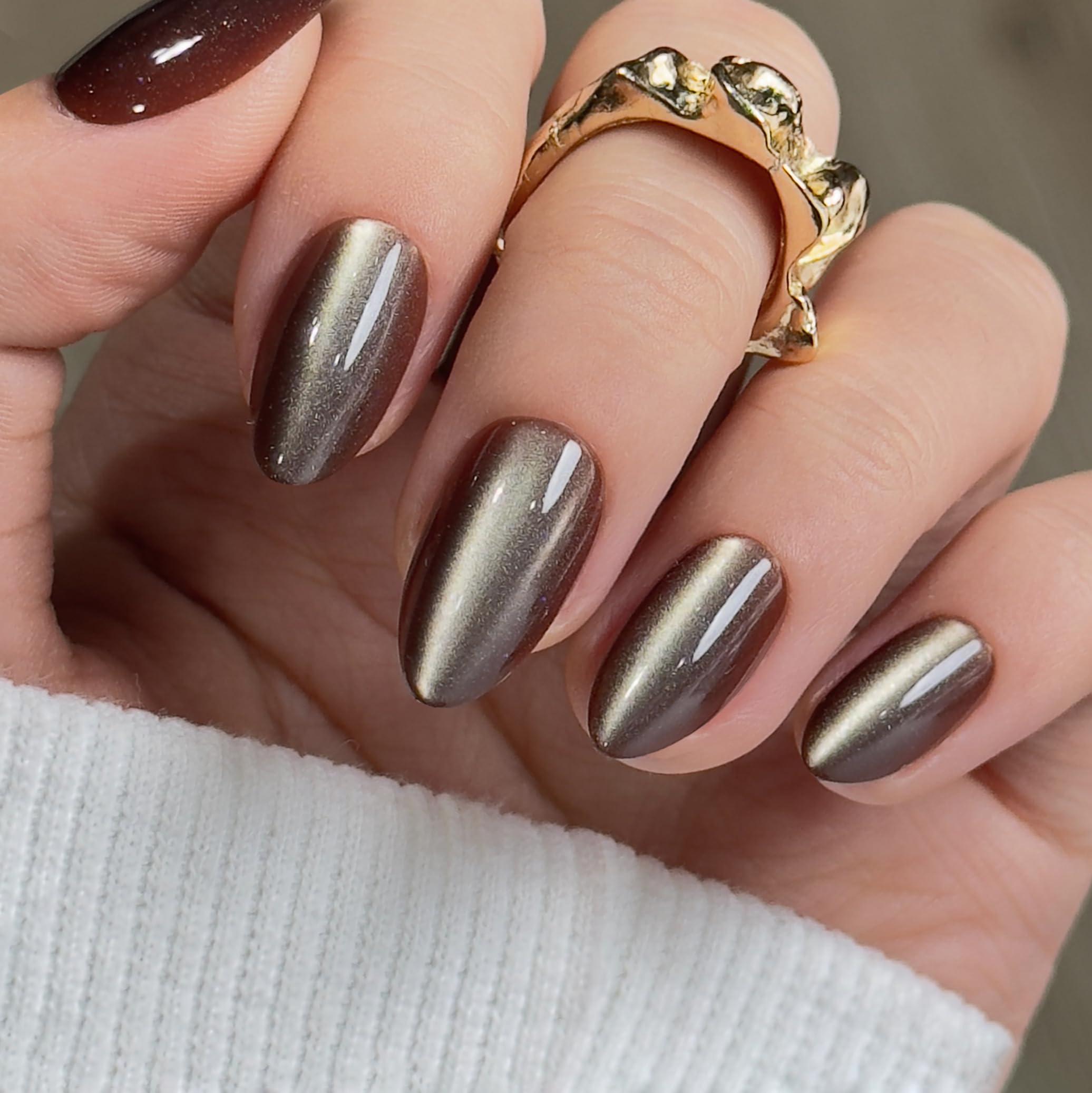 CurvLife cat-eye nails close-up shows glossy finish and premium soft gel feel.