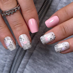 CurvLife kit ongles press-on design floral, look tendance prêt-à-porter.
