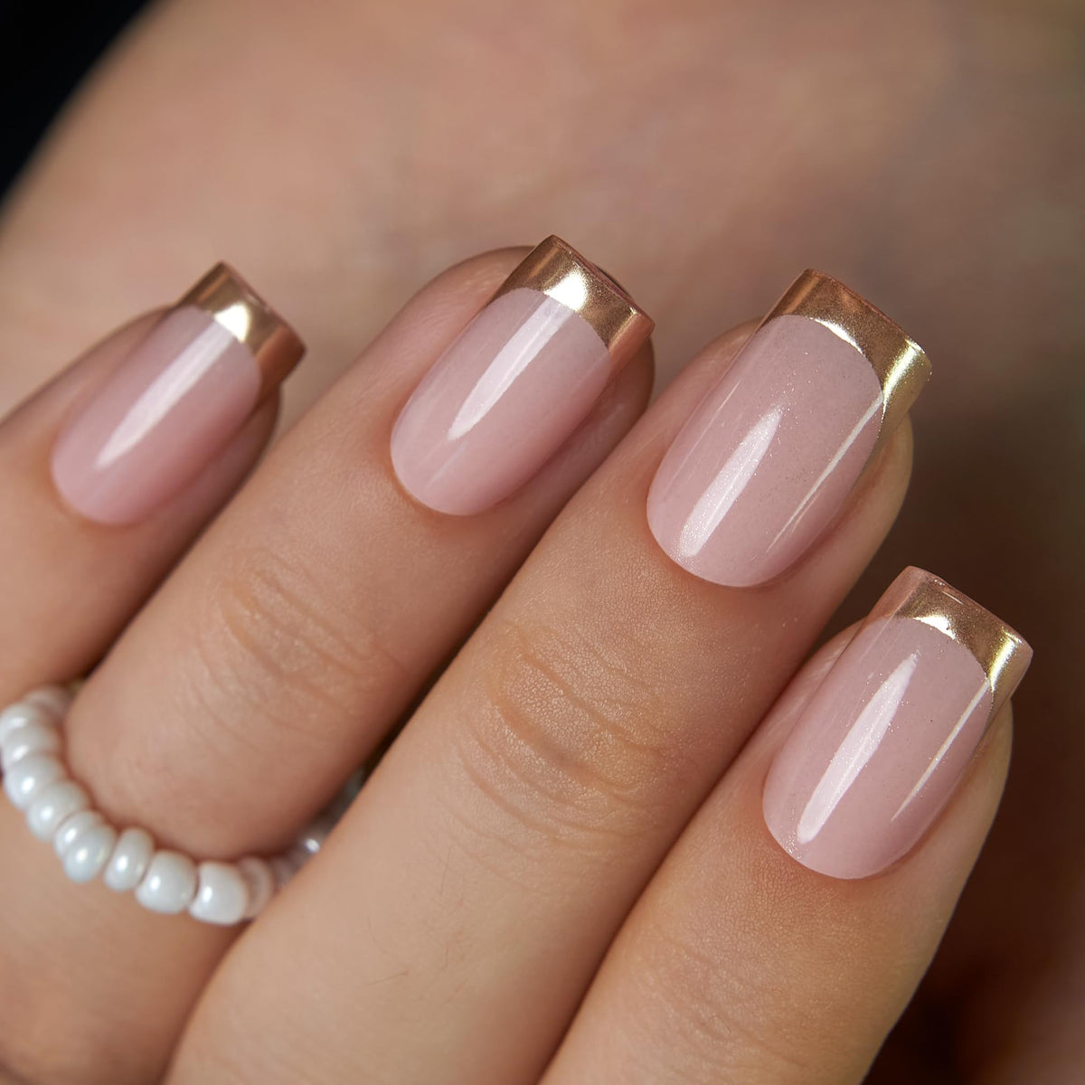 Ongles Curvlife à poser court carré chrome doré, manucure française élégante.