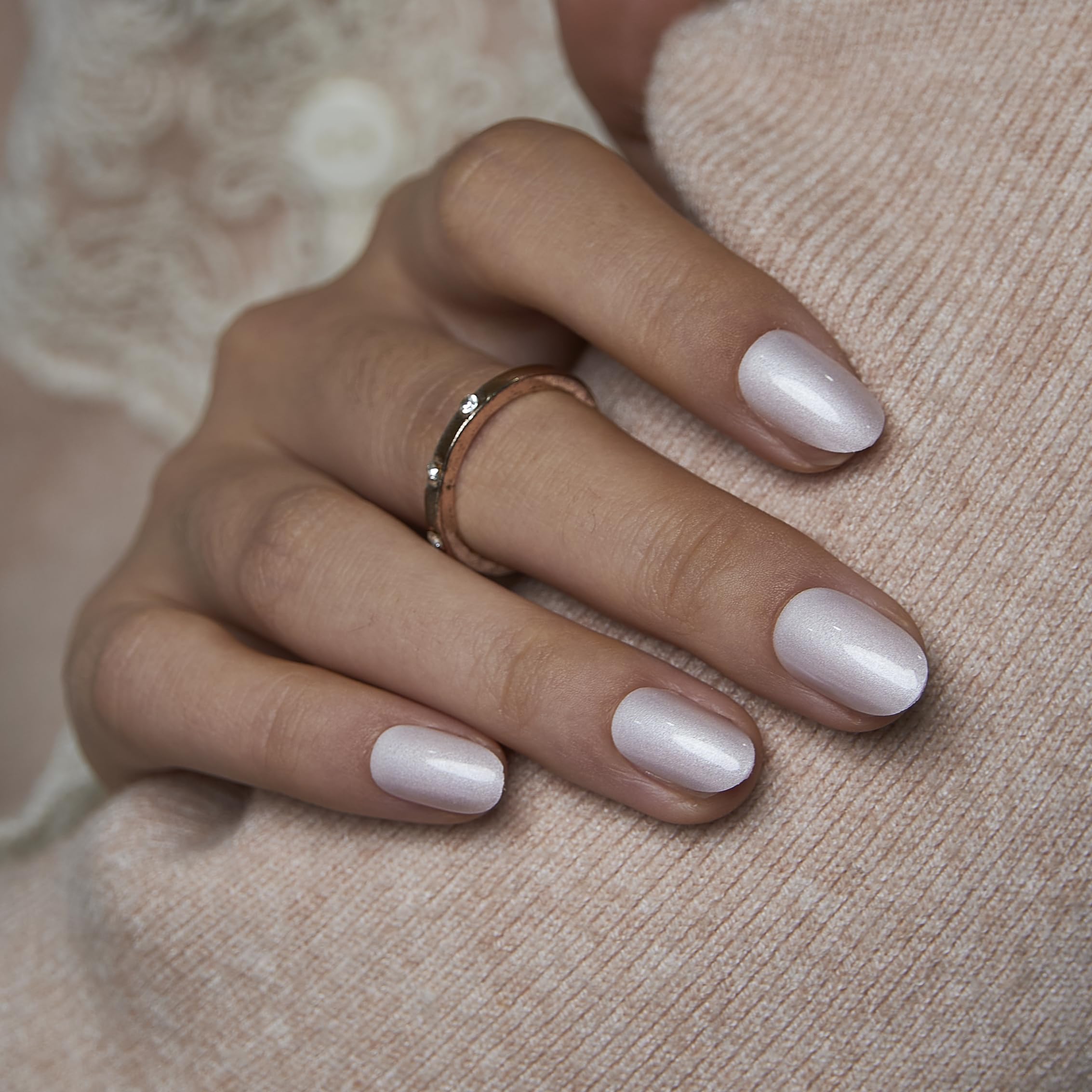 Curvlife onglets à poser courts et ovales, lueur lunaire perle blanche pour une allure naturelle.