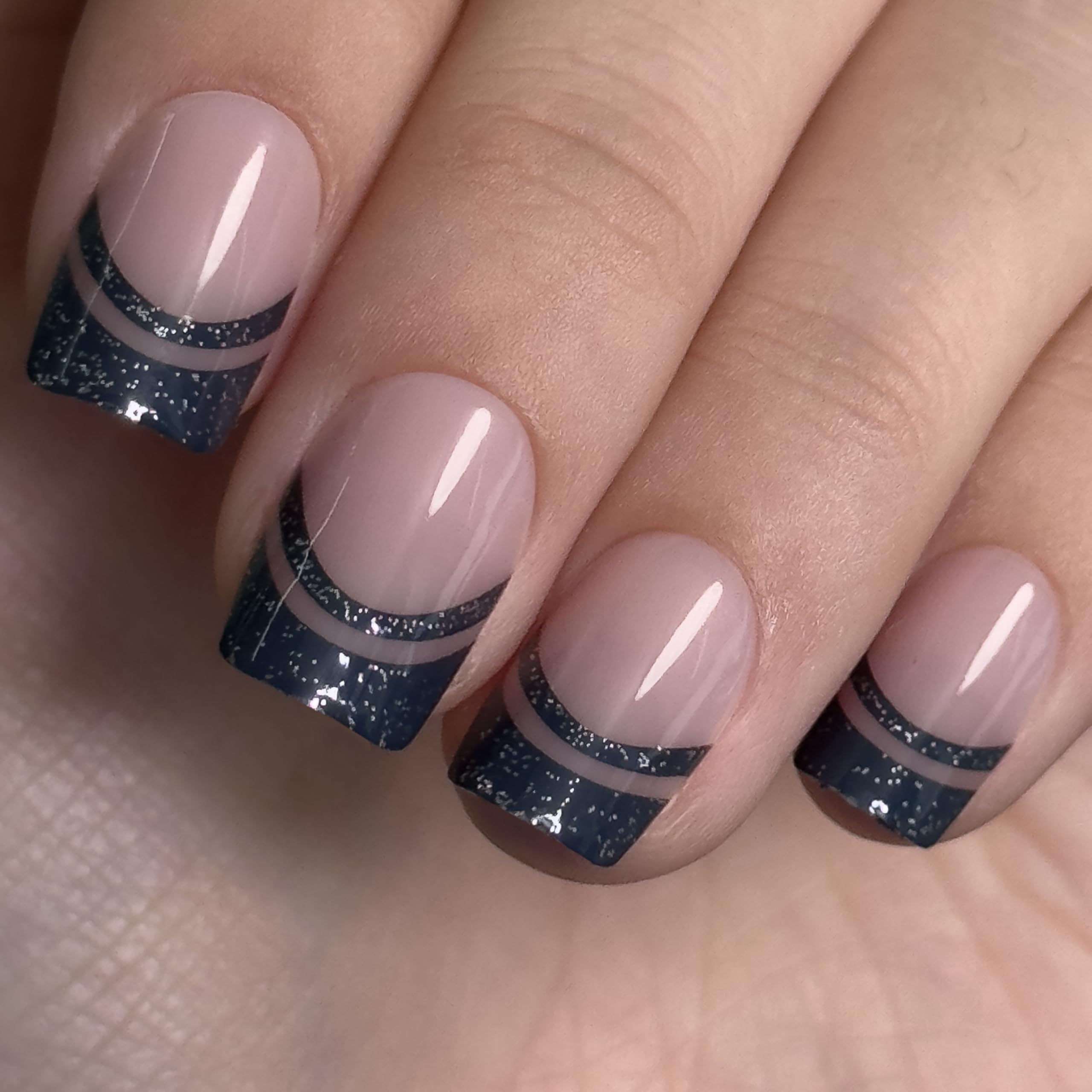 Ongles Curvlife en gel carré : bord violet, fini salon et pose rapide.